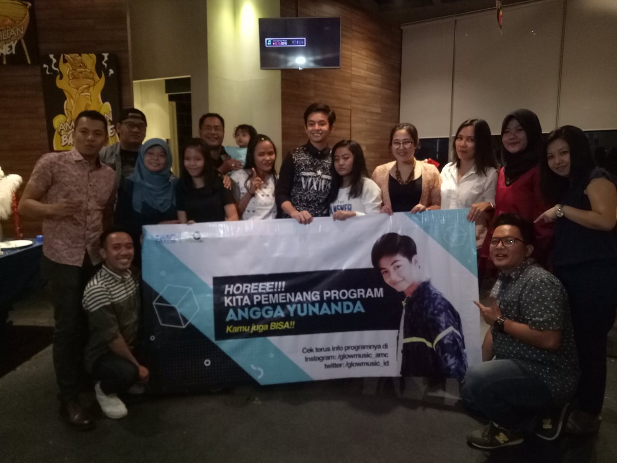 port_btc's tweet photo. Yeeeee...  Inilah keseruan #DinnerANGGA bersama @GLOWMUSIC_ID @myXL @ask_AXIS Di @chicknroll_id https://t.co/ojI1PGNRUO