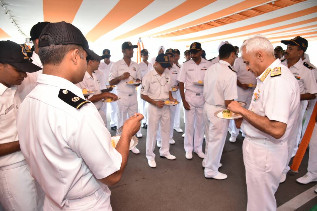 indiannavy's tweet photo. @HQ_IDS_India @airnewsalerts @SpokespersonMoD @DDNewsLive @PMOIndia @PIB_India @IndiainSingapor @JawedAshraf5 #ProudMoments Adm S Lanba CNS visits IN ships Sahyadri&Kamorta at Singapore. Interacts with Offrs&men #RSN50 #IMR #SAGAR #ActEastPolicy 4/4 https://t.co/BZiMrKI41b
