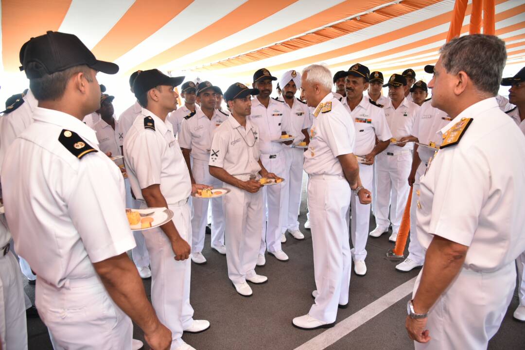 indiannavy's tweet photo. @HQ_IDS_India @airnewsalerts @SpokespersonMoD @DDNewsLive @PMOIndia @PIB_India @IndiainSingapor @JawedAshraf5 #ProudMoments Adm S Lanba CNS visits IN ships Sahyadri&Kamorta at Singapore. Interacts with Offrs&men #RSN50 #IMR #SAGAR #ActEastPolicy 4/4 https://t.co/BZiMrKI41b