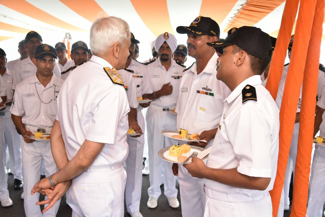 indiannavy's tweet photo. @HQ_IDS_India @airnewsalerts @SpokespersonMoD @DDNewsLive @PMOIndia @PIB_India @IndiainSingapor @JawedAshraf5 #ProudMoments Adm S Lanba CNS visits IN ships Sahyadri&Kamorta at Singapore. Interacts with Offrs&men #RSN50 #IMR #SAGAR #ActEastPolicy 4/4 https://t.co/BZiMrKI41b