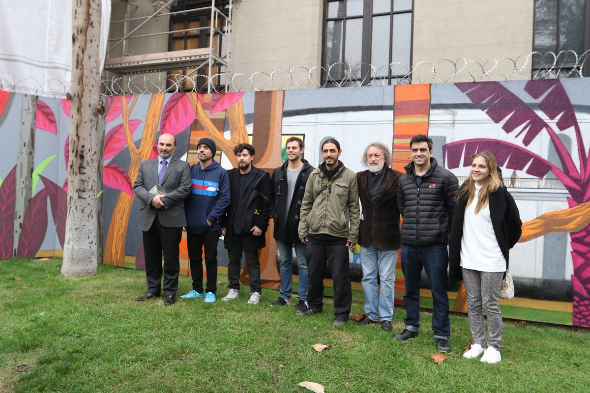 GaleriaLira's tweet photo. Registro de ayer con todos los que hicieron posible la intervención de #Cekis y #Grin en el @MNBAChile. Gracias a #Bold y a #RedMegacentro https://t.co/AWMST0NoqU