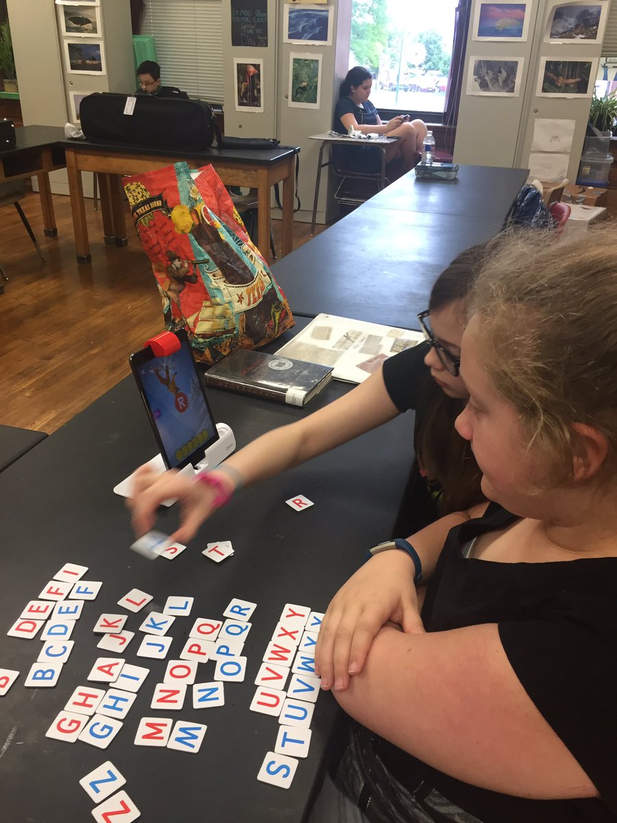 EliciaLigon's tweet photo. Instead of watching bridges dry, let's play word games @PhelpsCenter @CentralBulldog #impossiblelevel #osmo https://t.co/spn9EUo2wl