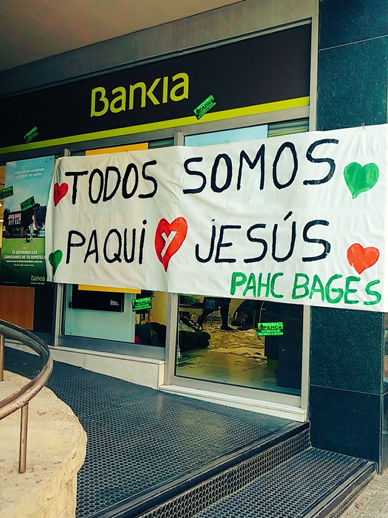 Apunt_'s tweet photo. Davant la negativa de Bankia a concedir la dació en pagament la @PAHCBages convoca una concentració a les 17:30h a l'oficina de Crist Rei https://t.co/PMQi4rQRNc