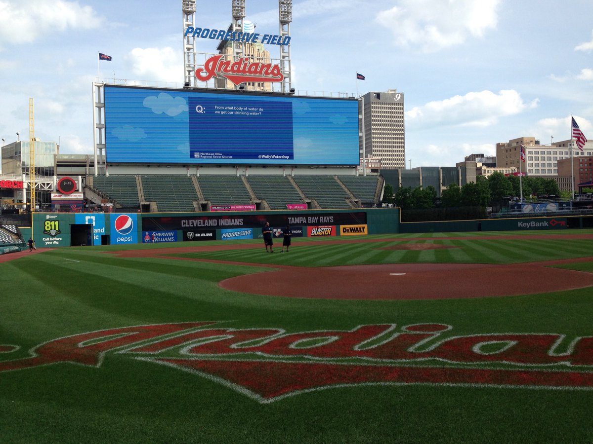 wkyc's tweet photo. It's one of our weather education days with the @Indians. @BetsyKling @holliesmiles @MichaelEstimeWX https://t.co/3JMJWRaDvv