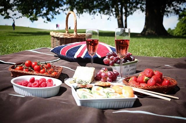 MagicVillageLDN's tweet photo. #picnic #soonontheblog #sunnyday #prosecco #wonderfulltime #primrosehill #printesapolonic : @anca.lungu https://t.co/tawErrfsrW