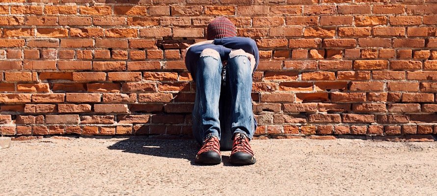 TheParentsZone's tweet photo. Expert @lindajames60 of @BulliesOut examines the psychology &amp; harm behind the #CyberBullying trend of #roasting.
https://t.co/NwMAM0FWam https://t.co/gsPupDBT9a
