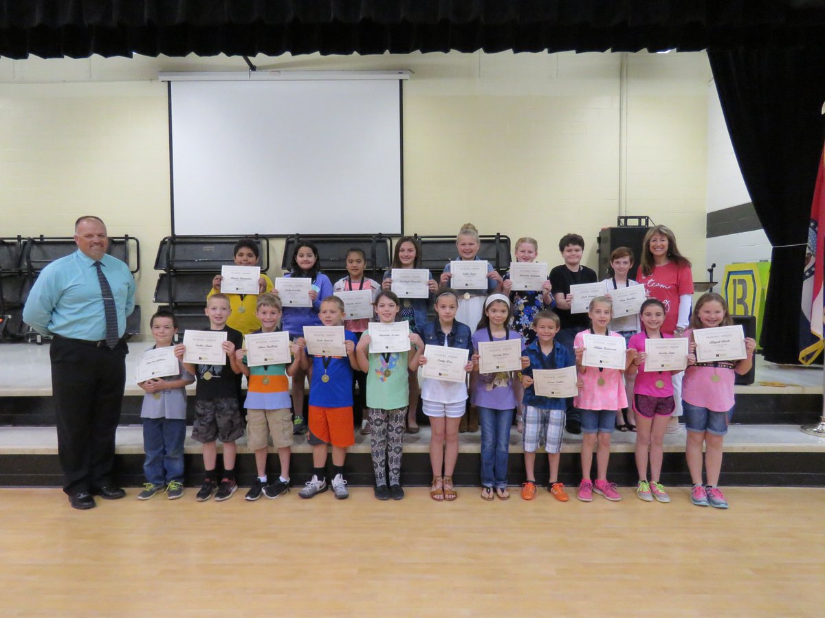 NSDCarver's tweet image. Mr. Decker presents these 20 Carver Wildcats with the Superintendent&apos;s Reading Award 🏆Congratulations, Wildcats! @NeoshoSD #gwcstrong