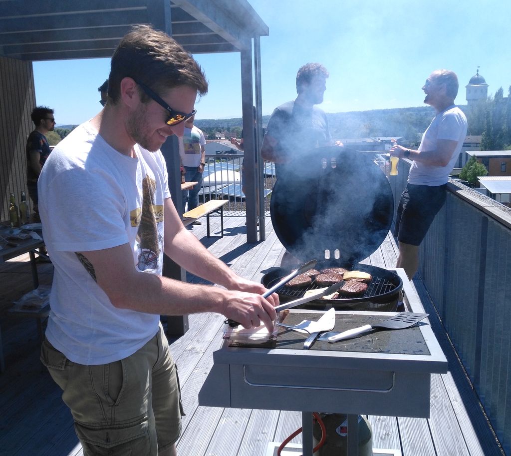 formigas's tweet photo. ☀️ Frühlingsstart bei Formigas ☀️ 
Burger, Fries &amp; Sonnenschein auf der Dachterrasse genießen, was will man mehr! #Teamwork #Burgerkuenste https://t.co/jyhW0IN0oZ