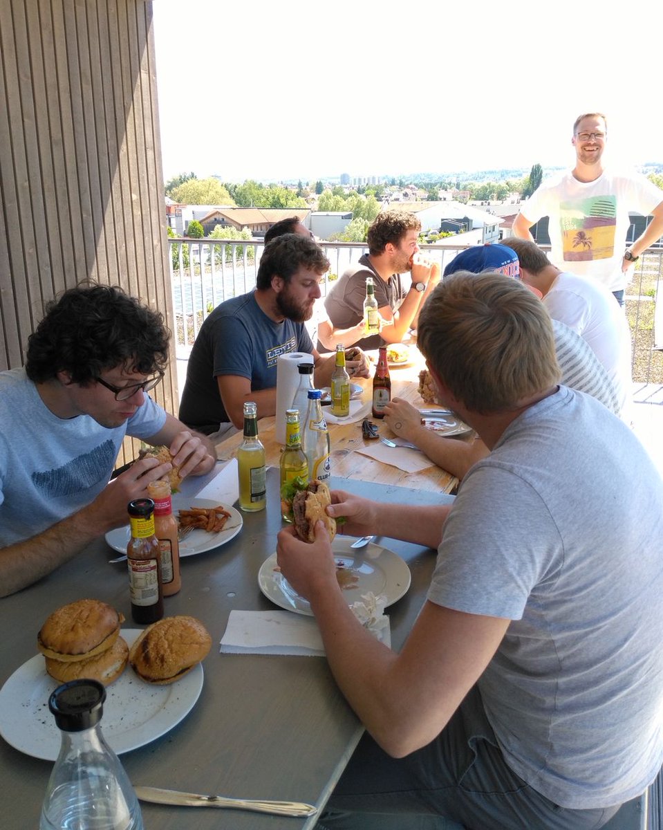 formigas's tweet photo. ☀️ Frühlingsstart bei Formigas ☀️ 
Burger, Fries &amp; Sonnenschein auf der Dachterrasse genießen, was will man mehr! #Teamwork #Burgerkuenste https://t.co/jyhW0IN0oZ