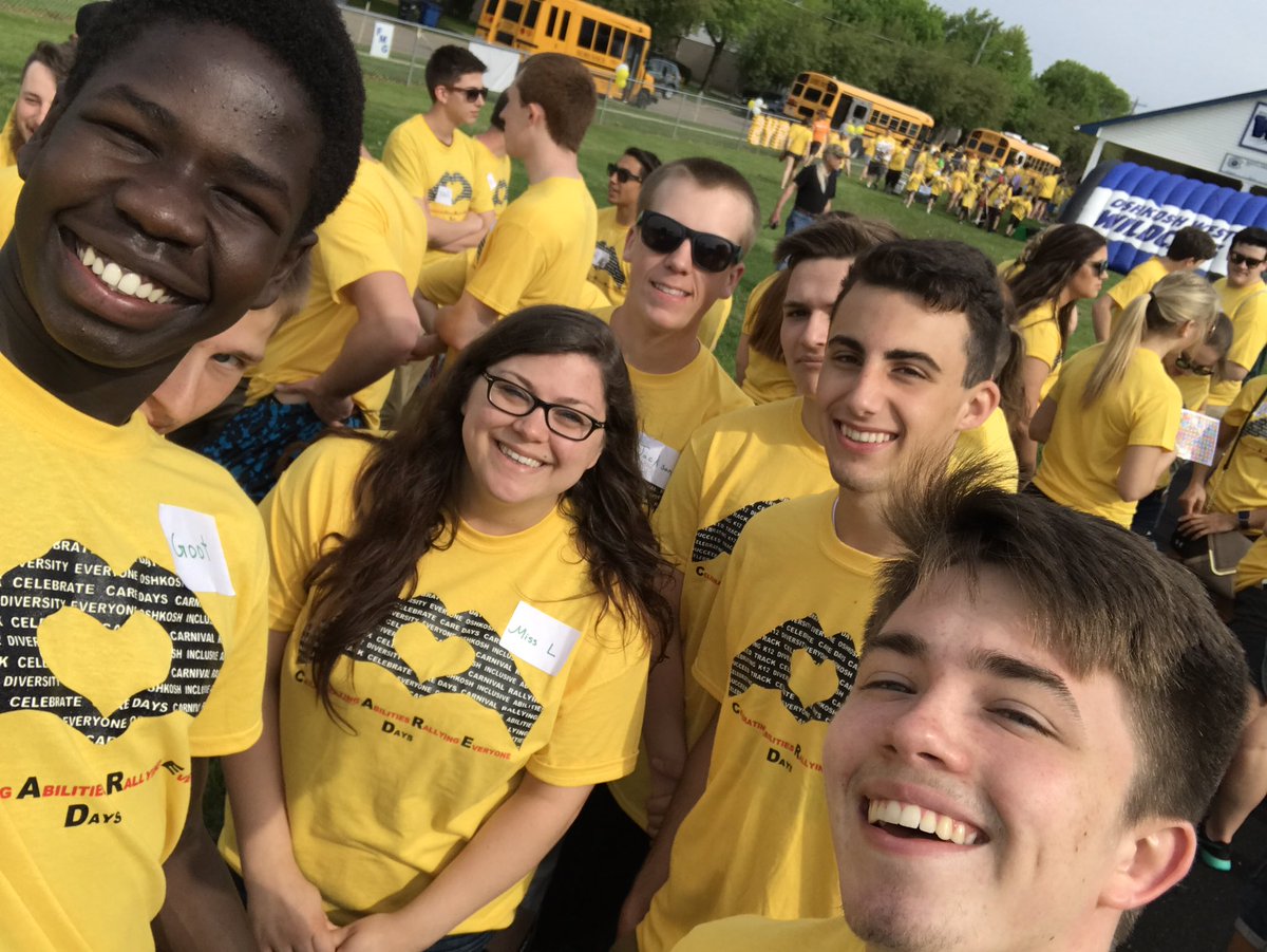CommunitiesONHS's tweet photo. Supporting CARE Days 2017 at Oshkosh West! ❤️☀️ #CAREdays2017 @OshkoshNorthHS @OshkoshWestHigh https://t.co/QBZQplSz7A