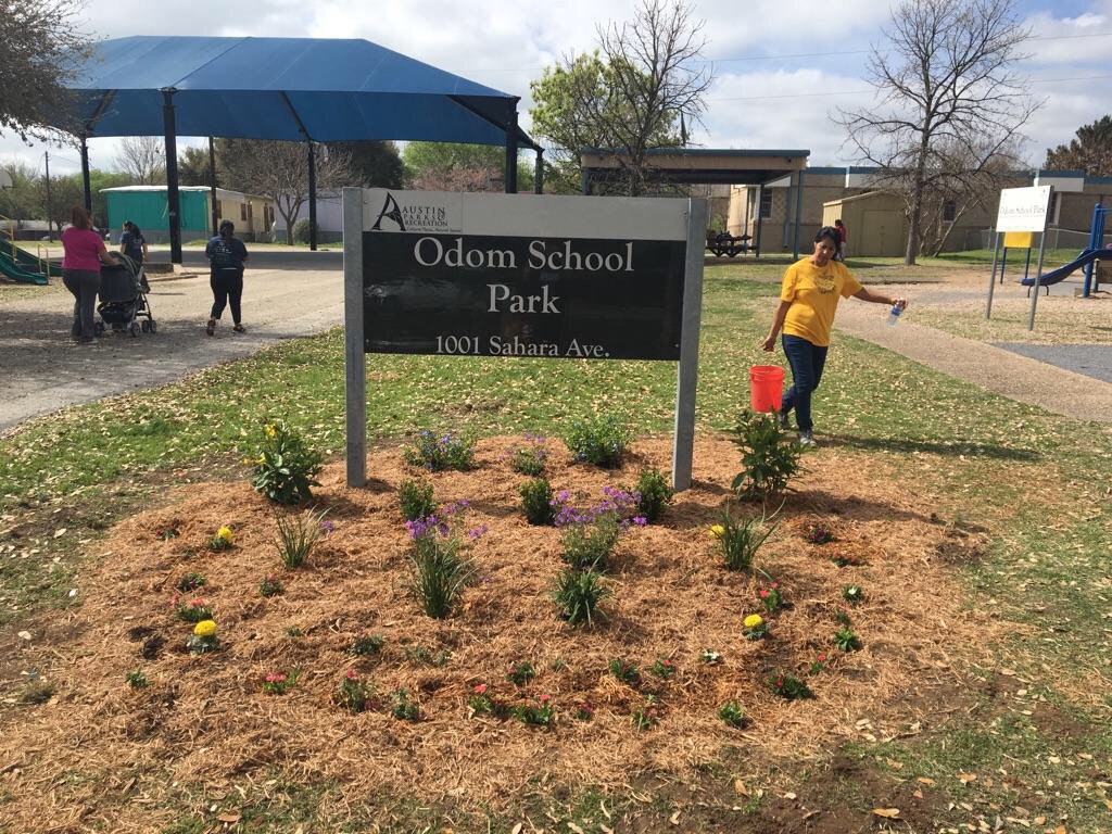 EcologyActionTx's tweet photo. Volunteers have completed $45K in improvements in this neighborhood park with the help of .@austinparksfdn. https://t.co/EjuAV6aRgY https://t.co/3bDyrceJiv