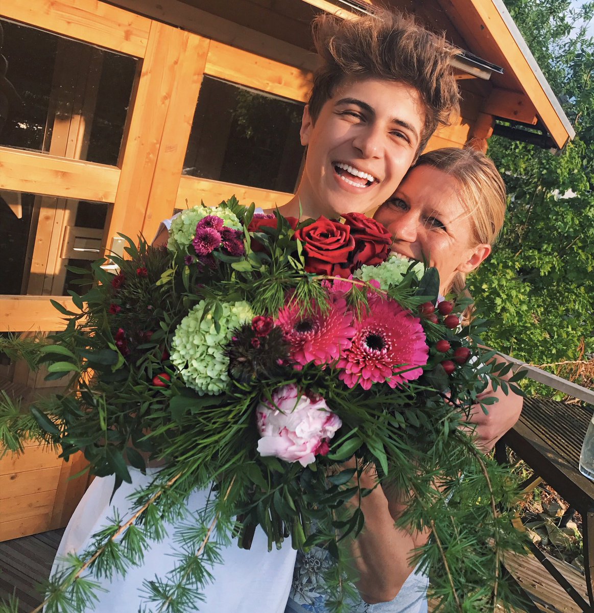 like and rt this for a cute dm or a follow 😊🌹🔑