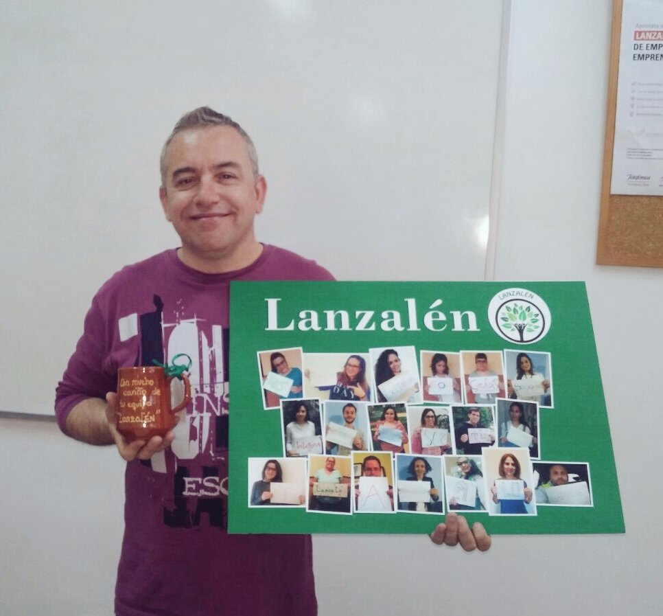 equipolanzaLEN's tweet photo. Precioso y emotivo #ActoDeClausura de #LanzaLÉN 😘
Somos un equipo muy unido, nos queremos muchísimo, y las lágrimas no han podido evitarse. https://t.co/W40xx3jHCr