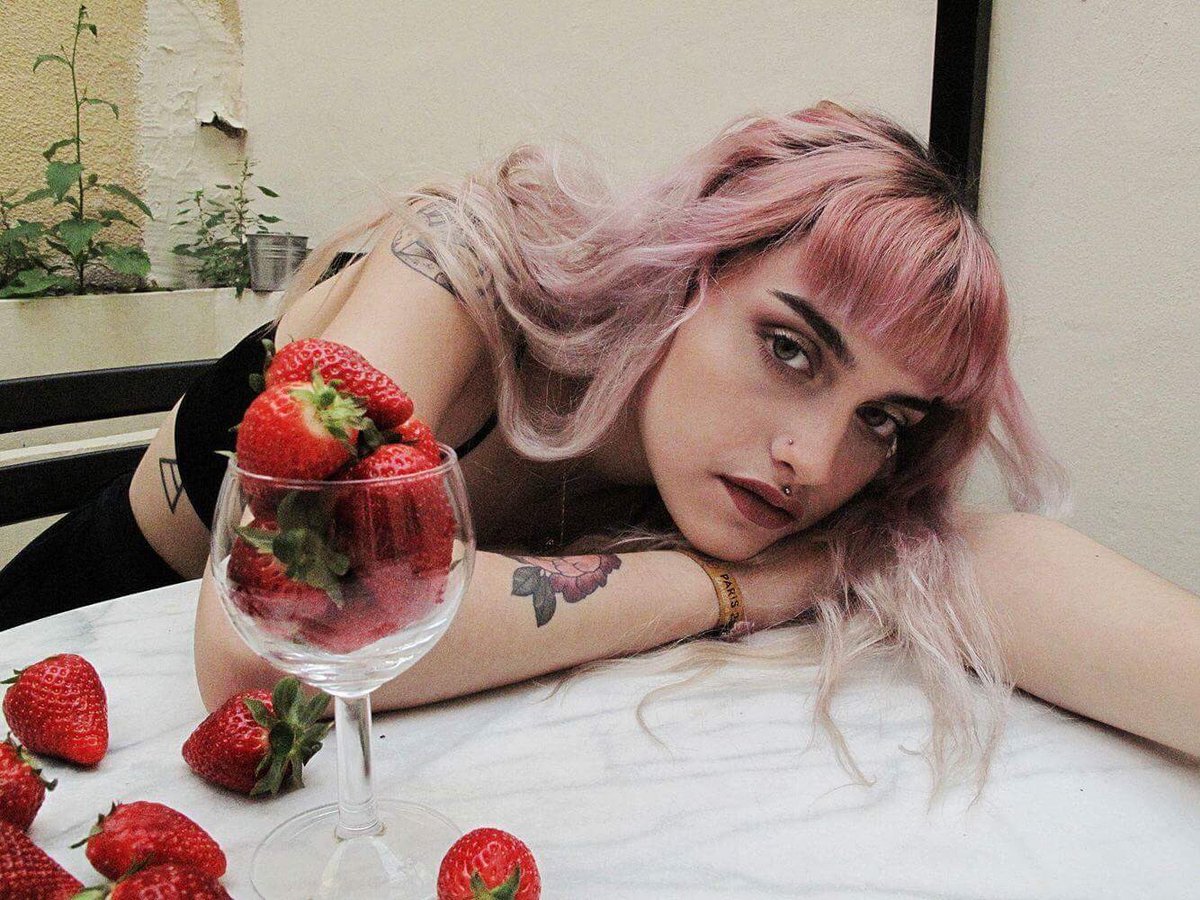 solennknezevic's tweet photo. 🍓🌸 by @Laurie_Lafargue https://t.co/F9J0O1hM5R