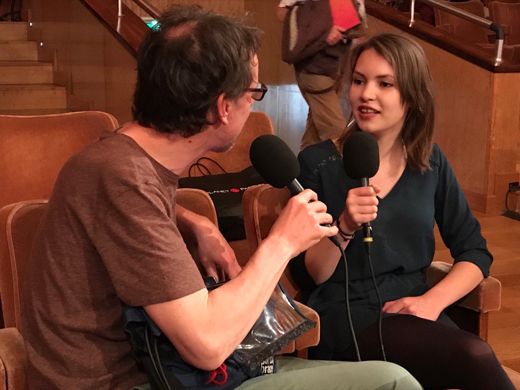 TineDeboosere's tweet photo. @LeonorSwyng wordt geïnterviewd dr @Laurent Graulus voor @Musiq_3 'puisque vous avez du talent' #kew2016 #cello2017 https://t.co/emuDGGKyeW
