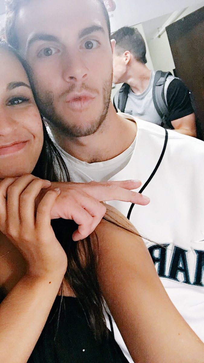 megmill15's tweet photo. BABY BRO IS 21!!! hbd to one of my favorites, love ya hick😈🎉🍻 https://t.co/cFbcNmTDK2