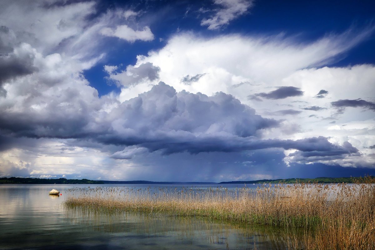 небо над водой слова. причал. отражение неба в море. стихотворение про небо. стихи про облака.