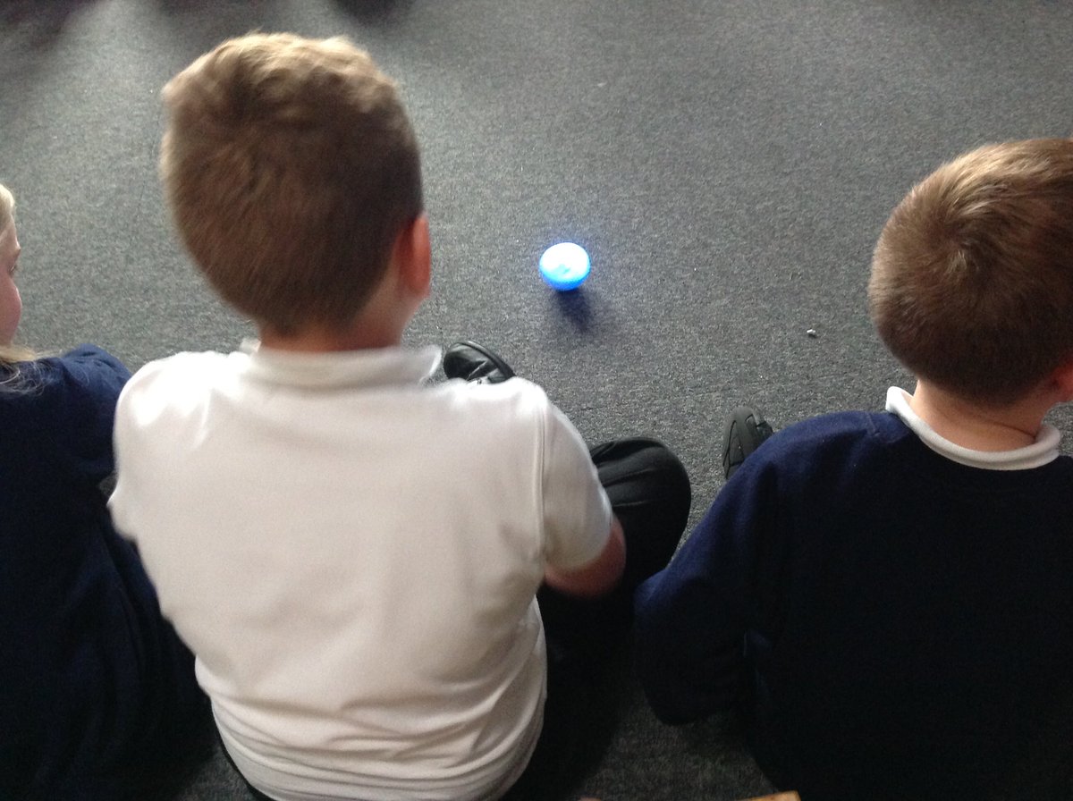 Harts_3G's tweet photo. Playing with the spheros! We can't wait to create shapes with them tomorrow! @MrsBakerClass3 #techmad #discoveringnewthinds #edtech https://t.co/NKxZ8wDIf3