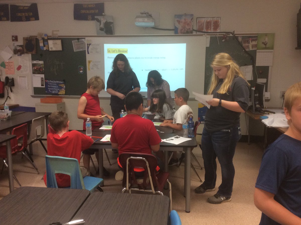 sgreiner486's tweet photo. HS students, Mr. Mosbaugh &amp; Miss Gilley teach 3rd graders about photosynthesis, plant growth cycles, aquaculture &amp; greenhouse production. https://t.co/06sJdMNTXM