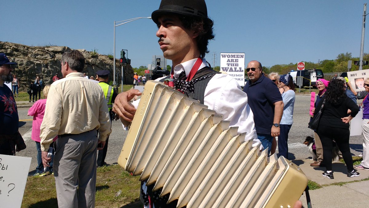 BensonJudy's tweet photo. Jason Simpson played "harmonious music" for the protesters and "disonant music" near the Trump supporters. https://t.co/5q8VCMT1GF