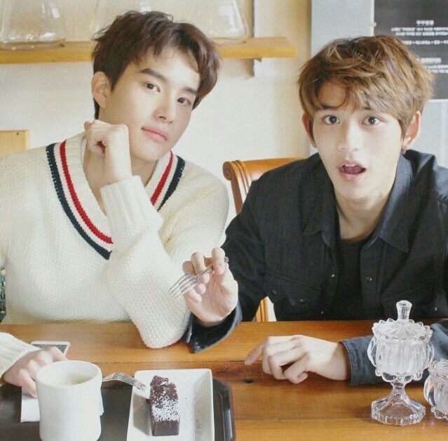 archivelucas's tweet photo. [INSTA] 170517 👬
#LUCAS #루카스 #JUNGWOO

capt trans: we ate chocolate cake 🍰 everyone, what kind of cake do you like?😋 https://t.co/n6Yue4jzsN