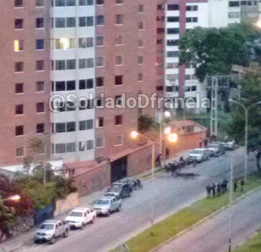 AlfonsocaroVe's tweet photo. Este sapo cooperante trabaja en vtv entrega chamos de Resd. Orquídeas y Resd Cardenal Quintero, Luis García 3 detenidos por su culpa Merida https://t.co/ymdPvj5qmX