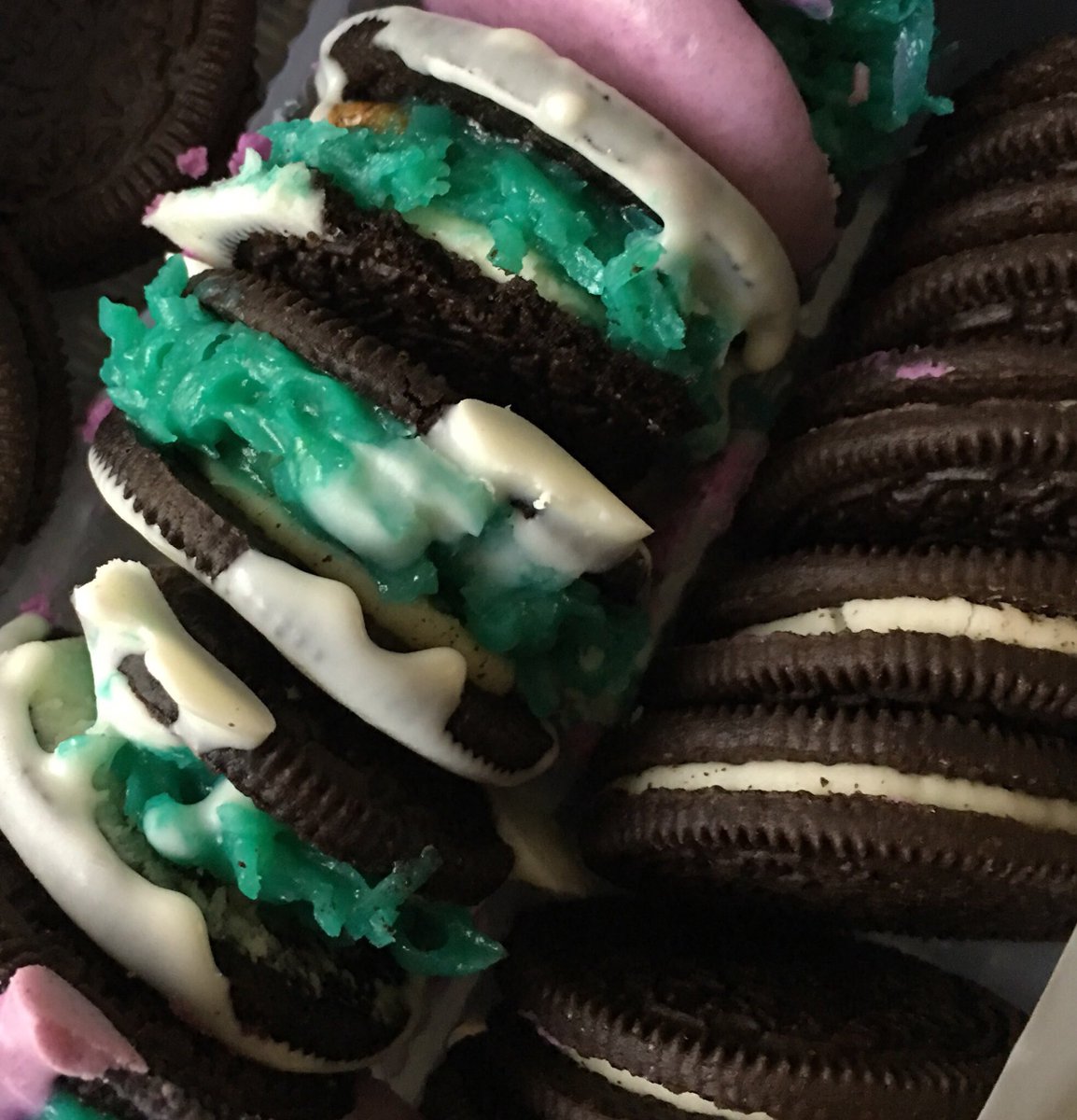 monroe24_'s tweet photo. German Chocolate Oreo . Pecan Filing in between the Oreo with White Chocolate on top #MyOreoCreationcontest #MyOreaCreation #creation https://t.co/ptbe3ytKqu