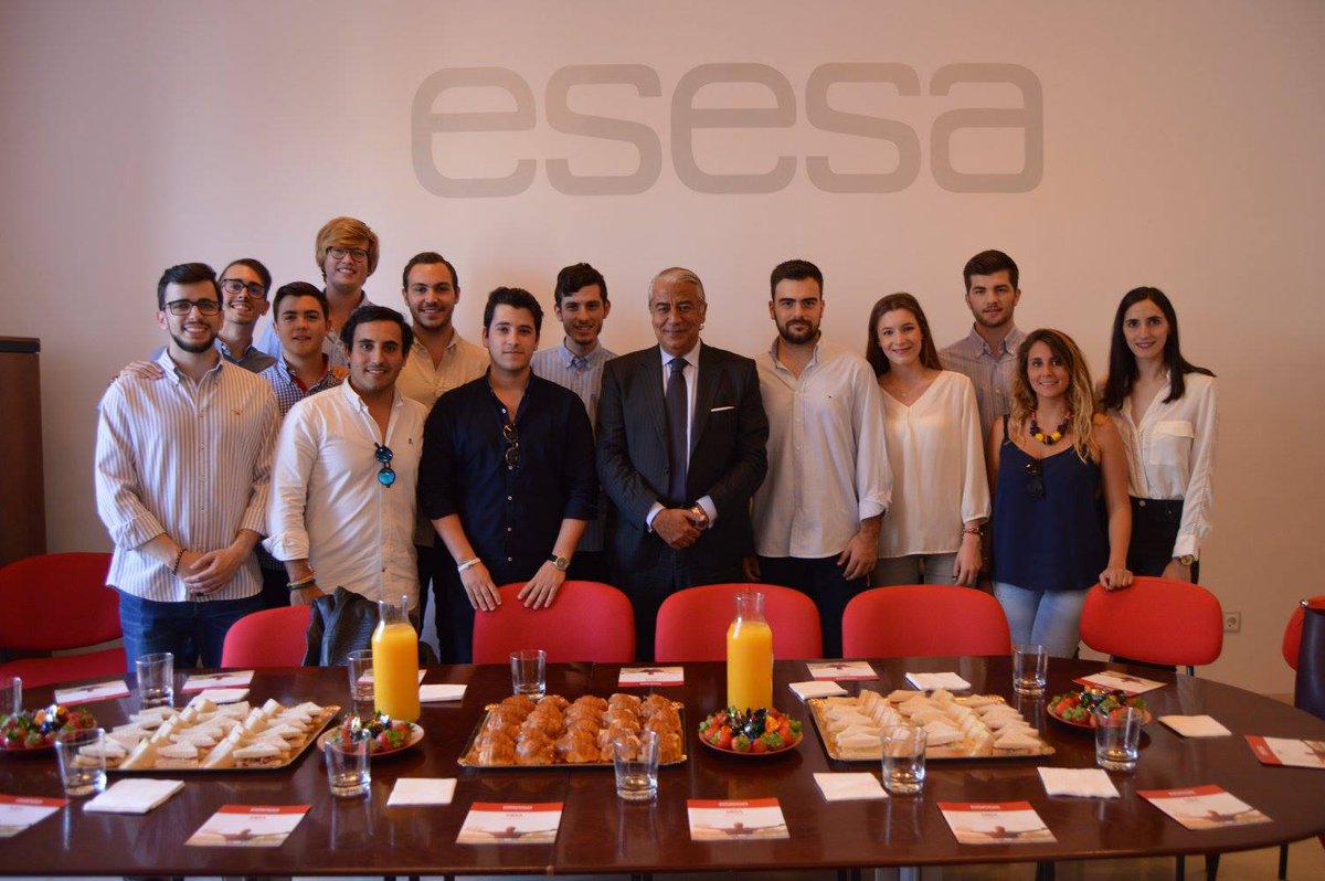 Conectamalaga's tweet photo. Ayer tuvimos el placer de visitar @EscuelaESESA de la mano de Esteban Salmerón. Gran Escuela con una oferta formativa de máxima calidad. https://t.co/TkHRQChxF0