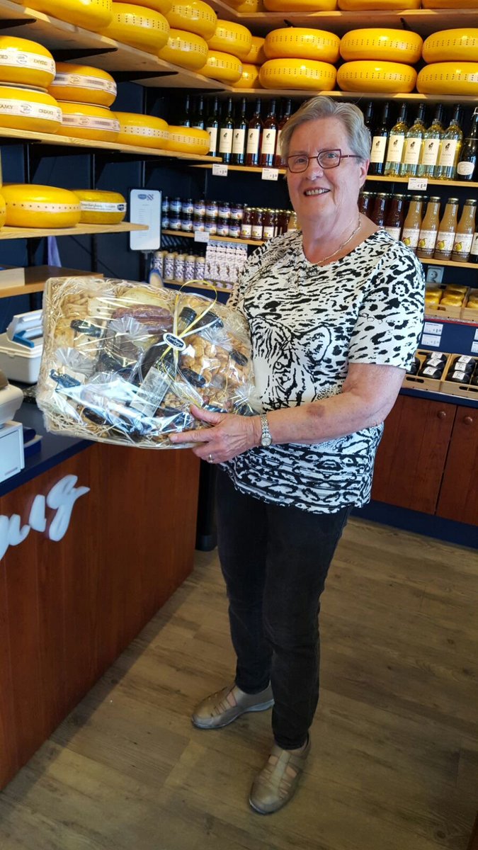 Mevrouw Hoogeveen is de gelukkige winnaar van onze Zuivelhoeve Dokkum cadeaumand. Gefeliciteerd