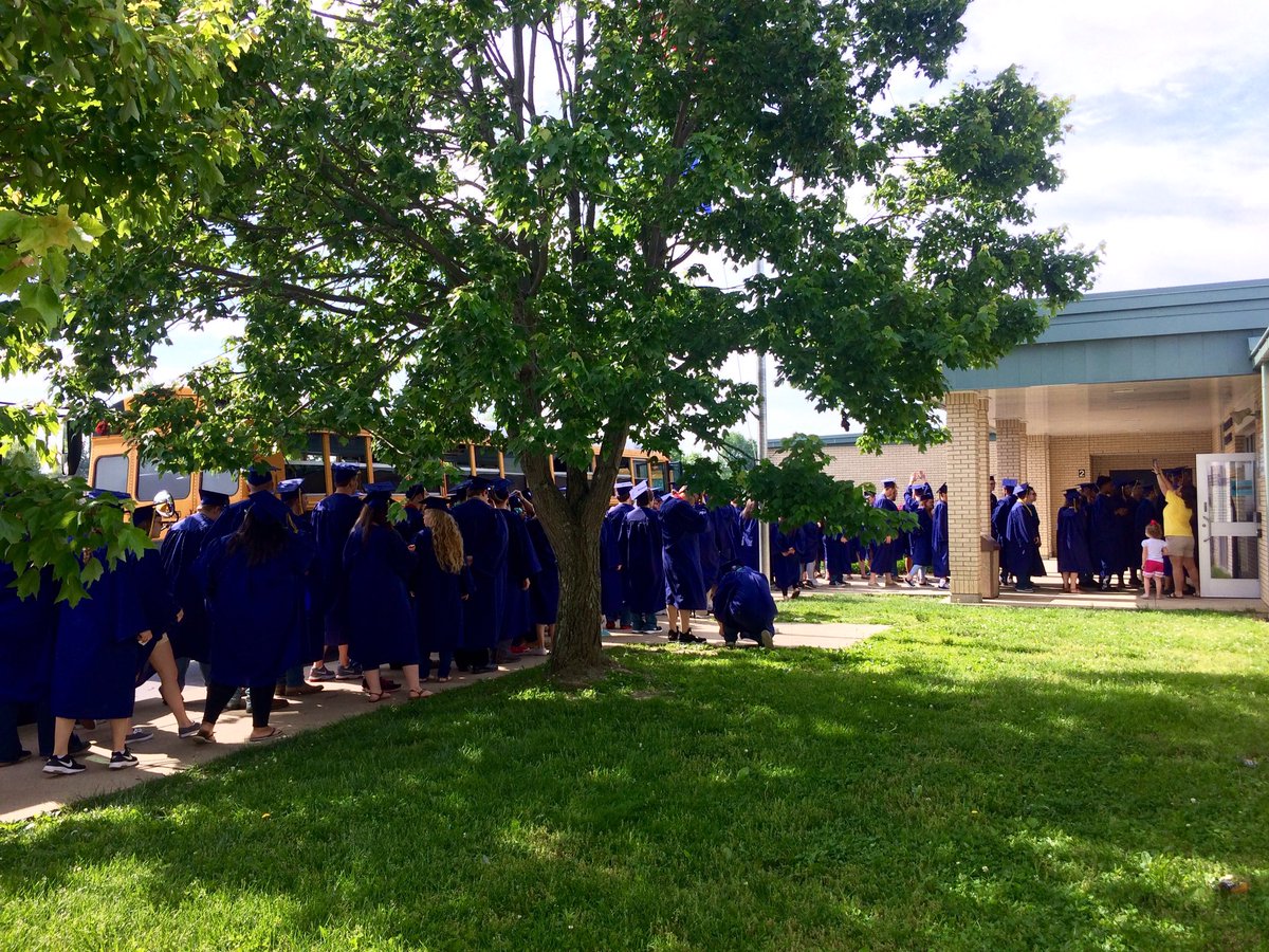 SCHS_CCC's tweet photo. #SCHSClass2017 #GradWalk Last Stop @EastMSMissiles @Rocket_Guidance @RocketPrincipal @shelbycountysch https://t.co/sN4kS89ooz