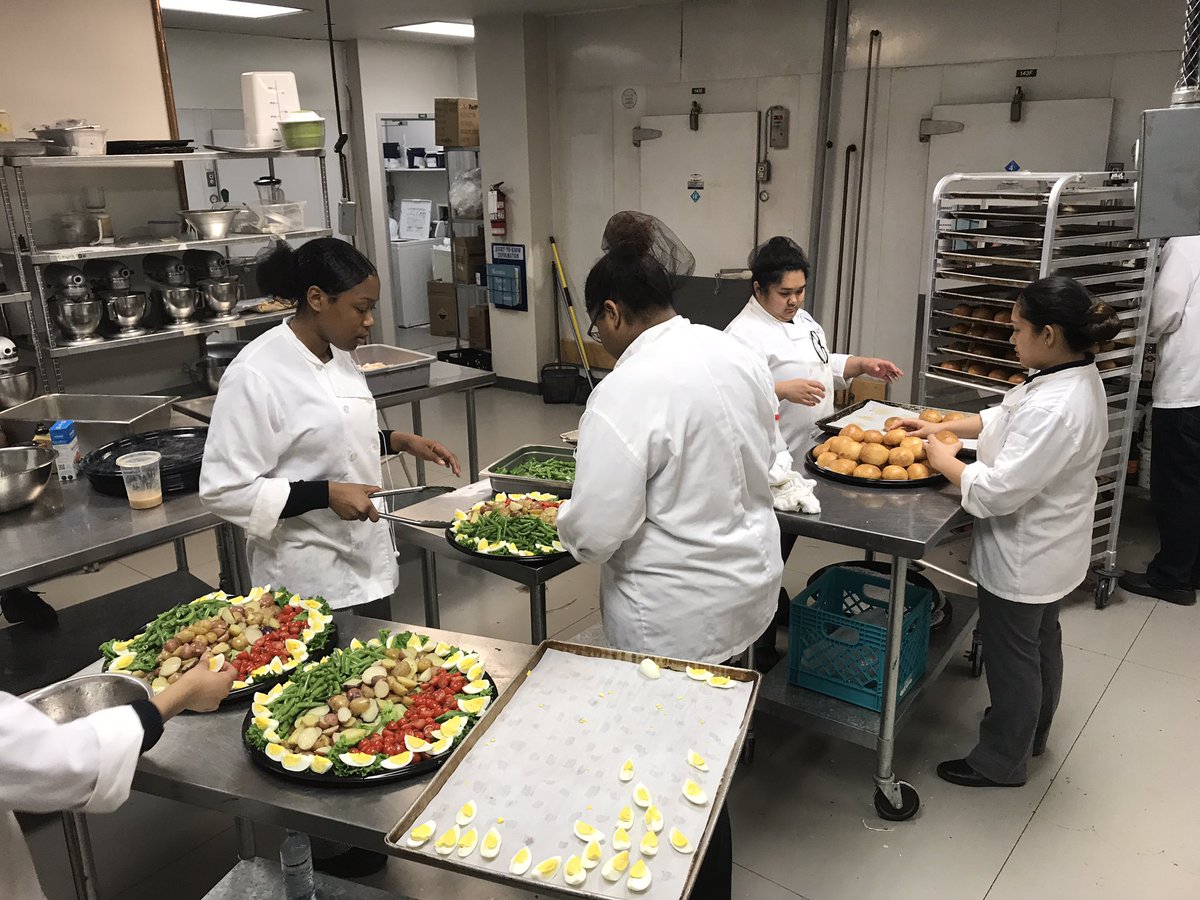 BMTCanteen's tweet photo. SMT hosting Volunteers Nutrition Program Lucheon! Big ups! https://t.co/quy4y64ERP