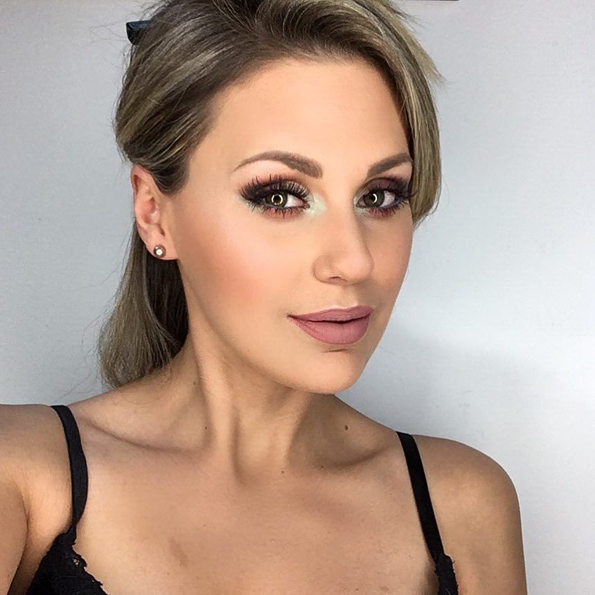 vickylash's tweet photo. #green #greeny #makeup #makeuplovers #makeupartist #makeupblogger #beauty #beautyblogger #motd #innercorner #highl… https://t.co/oiFLKTVNs2 https://t.co/mOkQk08VDt