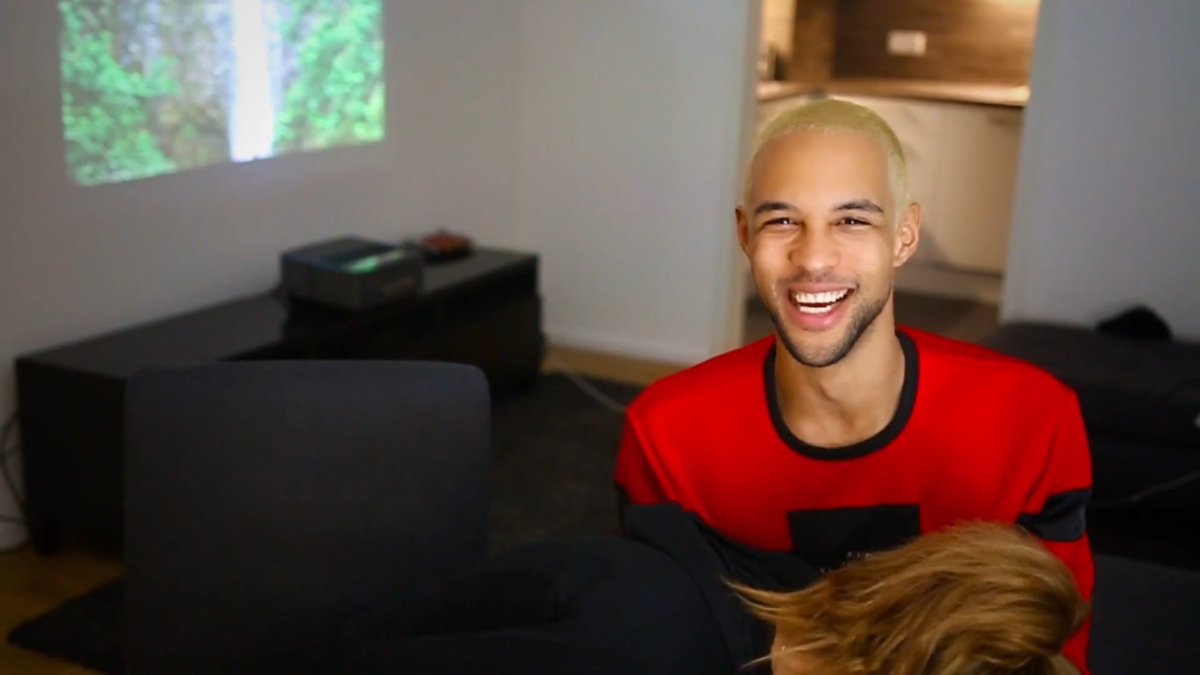 WeeklyNicolas's tweet photo. @SimonDesue , Sieht merkwürdig aus 🤔😂😂😂 https://t.co/9MGzr8MzSg