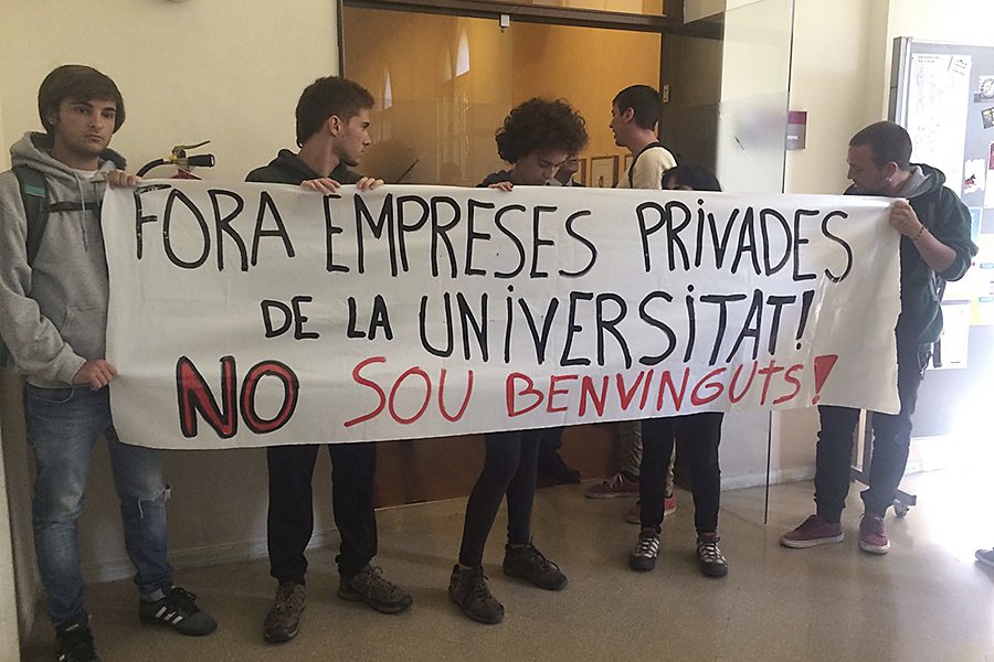 <a href="/UdL_info/">Universitat de Lleida (UdL)</a> <a href="/clarabarbal/">Clara B.</a> Membres de l'Assemblea de Lletres de la <a href="/UdL_info/">Universitat de Lleida (UdL)</a> van irrompre en un acte amb el president de la Fundació Telefónica directa.cat/actualitat/fis…