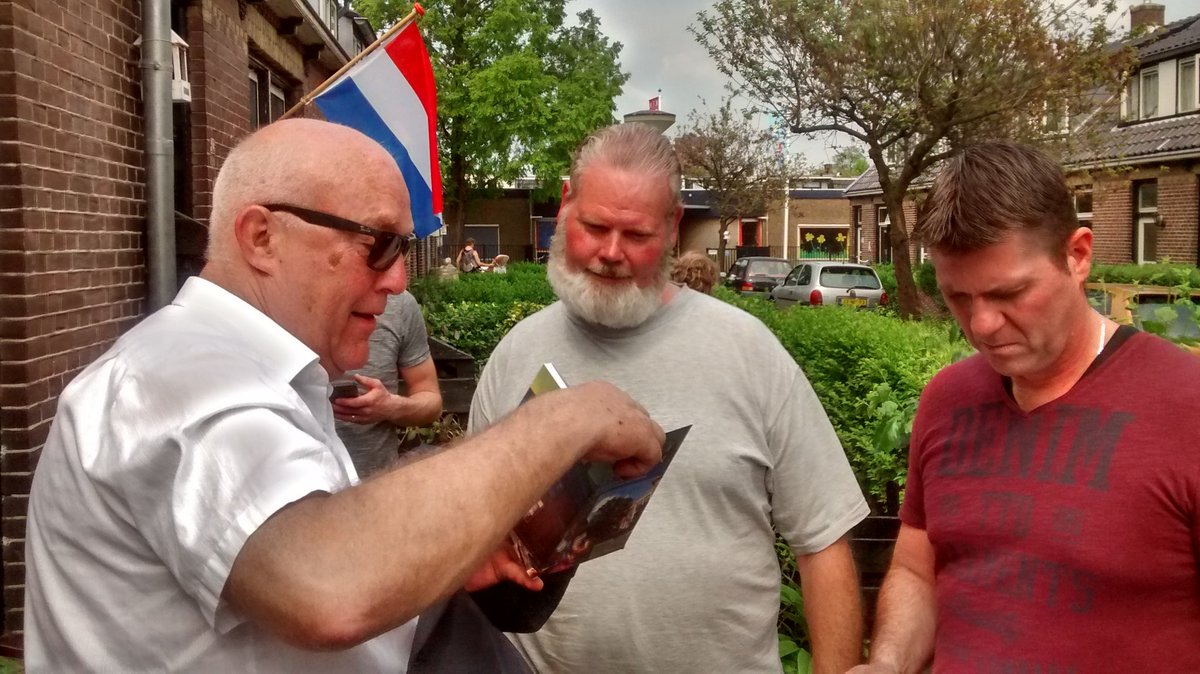 danielappelo's tweet photo. Wethouder Deinum op wijkbezoek in de Bloemenbuurt Oldegalileen. Buurtbewoner Klaas Visser krijgt een bedankje in het Leeuwarders! https://t.co/P2sQLE77p0