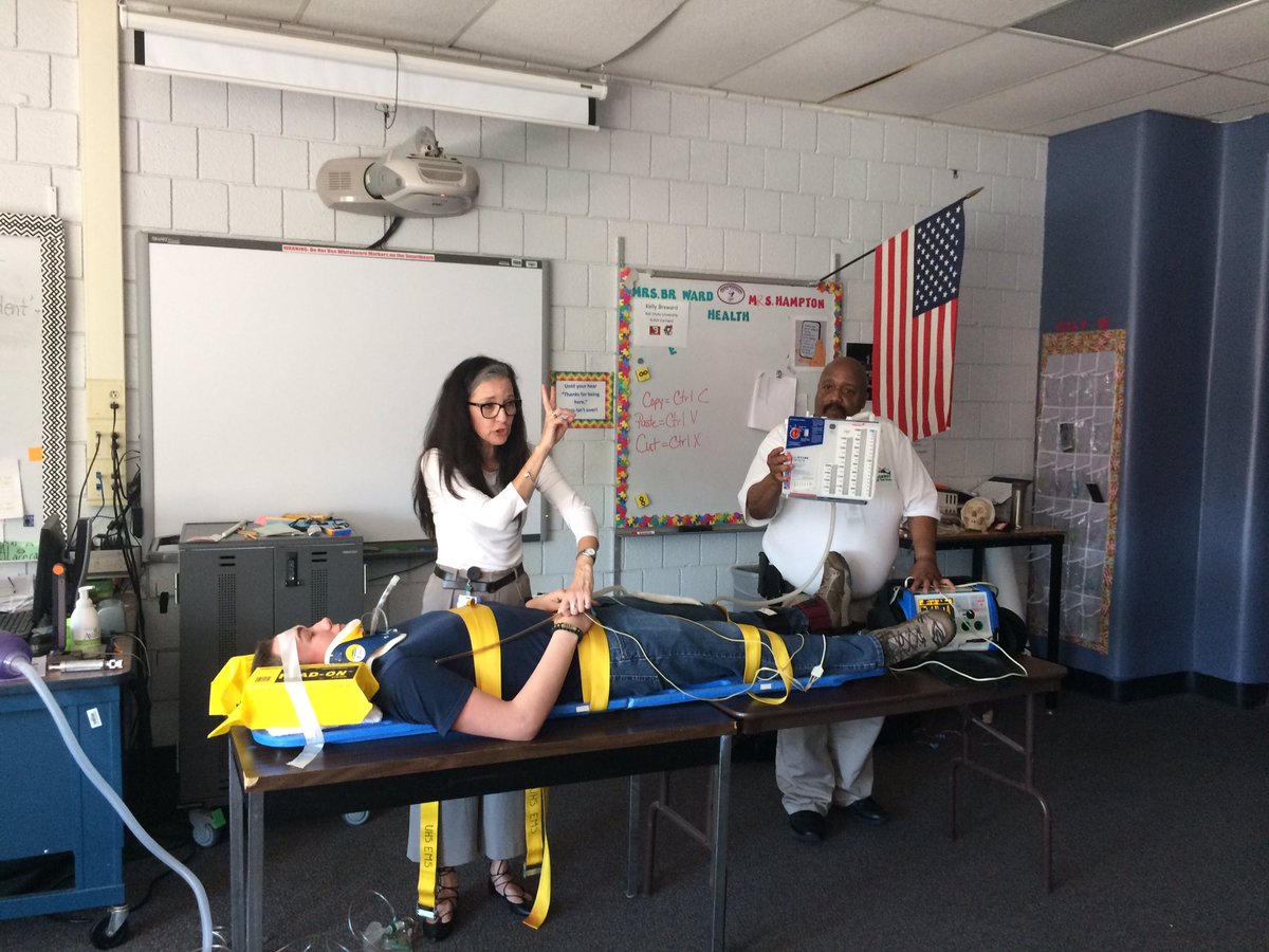 healthbhs's tweet photo. BHS Health students Let's Not Meet by Accident #seatbelts #safety #dontdrinkanddrive  #preventdistracteddriving @BinghamtonCSD @Brewardk https://t.co/yjRNtWJDDm
