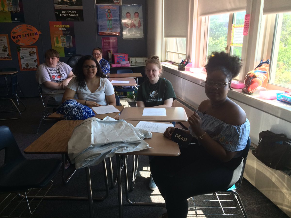 healthbhs's tweet photo. BHS Health students Let's Not Meet by Accident #seatbelts #safety #dontdrinkanddrive  #preventdistracteddriving @BinghamtonCSD @Brewardk https://t.co/yjRNtWJDDm