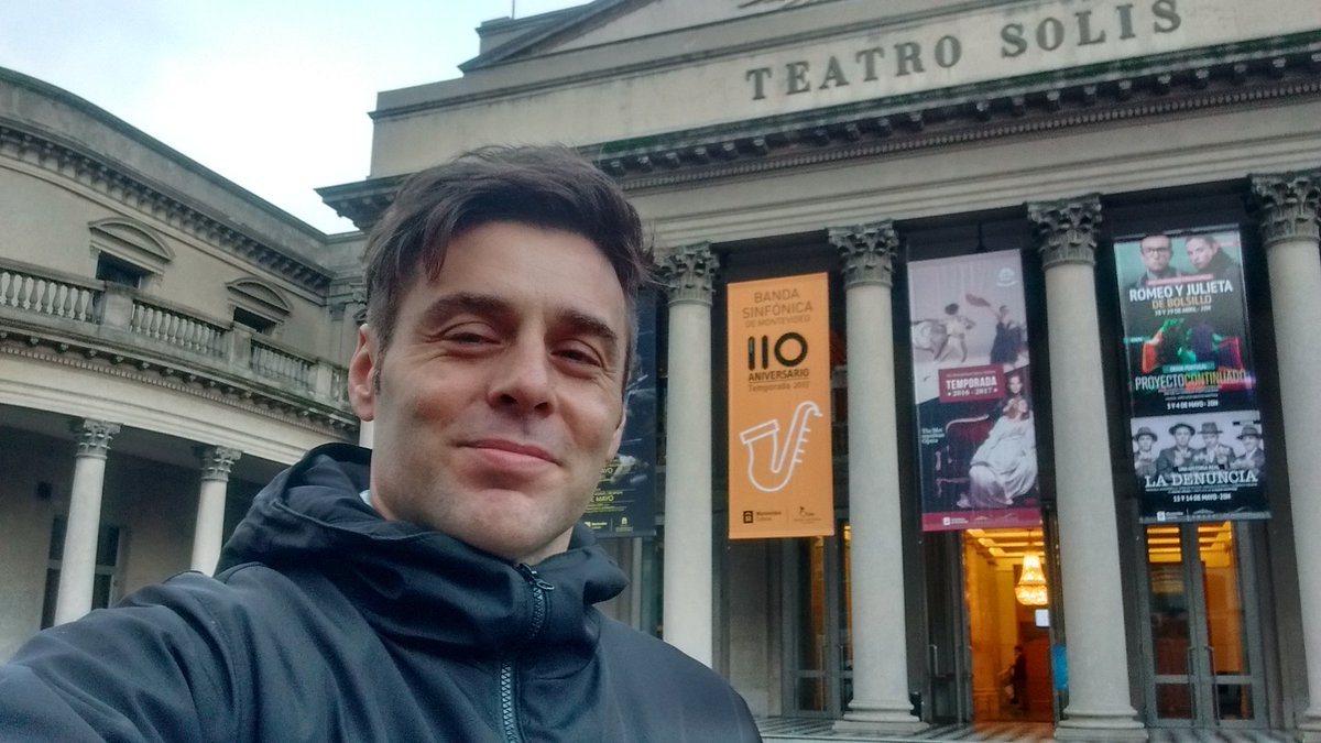 Gracias a la vida y a esta profesion por permitirme actuar en el #teatrosolís de Montevideo,a su gente y a ese templo del arte GRACIAS!!!🙏