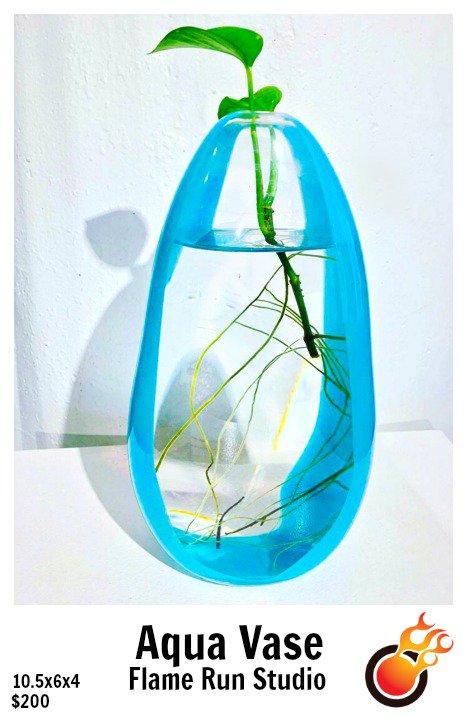 FlameRun's tweet image. The most elegant and artistic way to propagate your plants. #artandlearning #gardeningwithstyle #hotglass #scienceiscool #flamerungallery