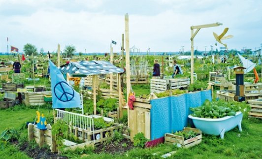 PublicArtLab's tweet photo. @FutureDCities A6: A good example of a democracy in the hands of citizens in Berlin is the shared garden in #TempelhoferFeld #FDCitiesChat https://t.co/lt4GOjrMpy
