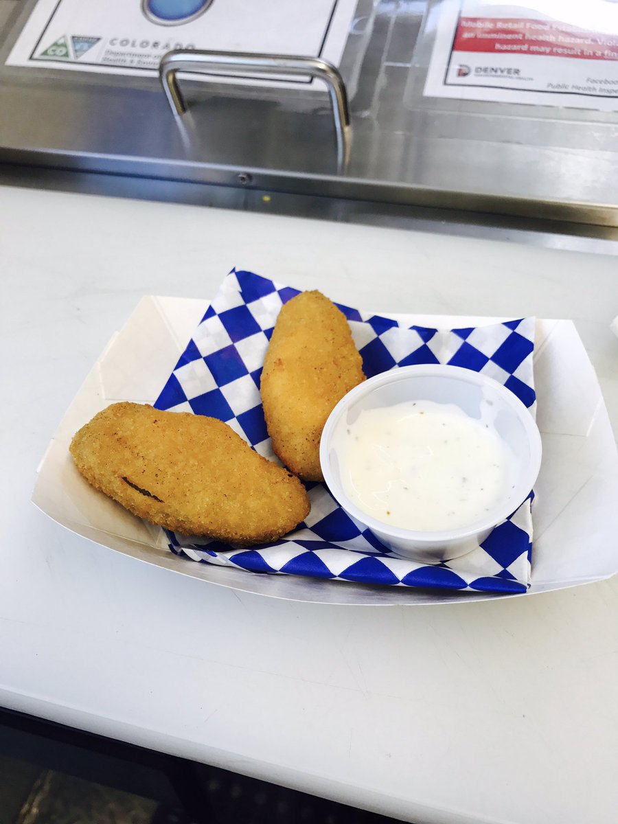 hmnbrdtank's tweet photo. Jalapeño poppers and mozzarella cheese sticks. #quickappetizers https://t.co/GbJEwGkBof