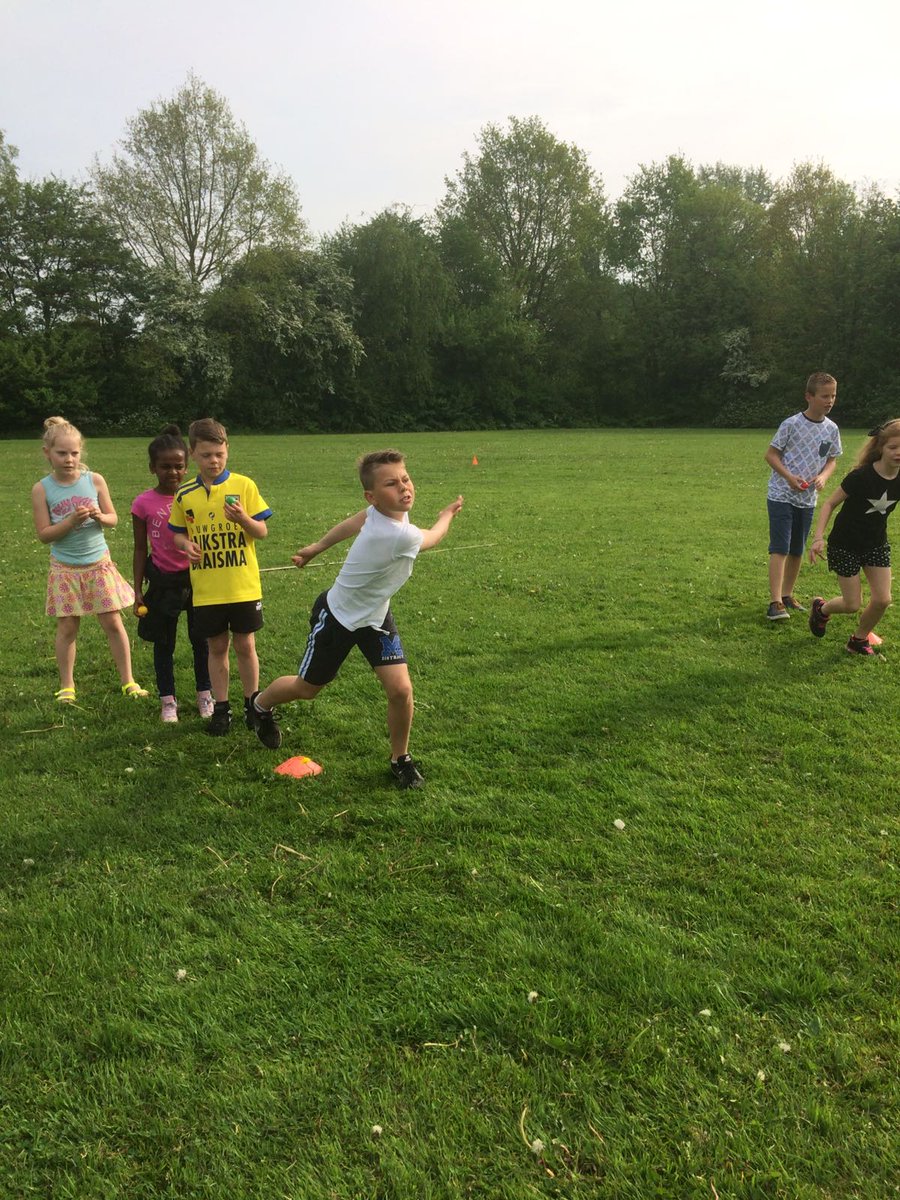 PCBODrAlgra's tweet photo. Groepen 6 krijgen clinic #keatsen @SportFryslan #fryskewike Kennismaken met Fryske sporten! @knkb https://t.co/EIqIoWn7Tm