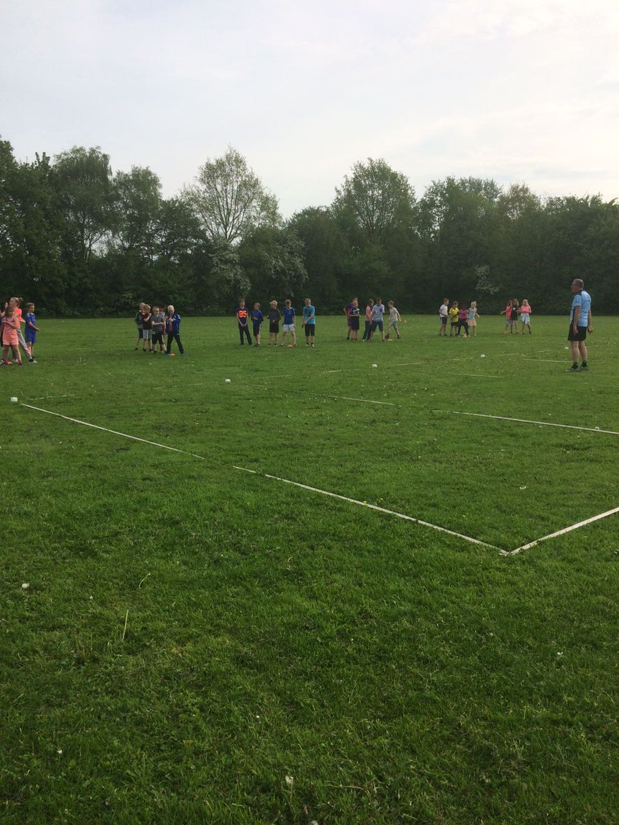 PCBODrAlgra's tweet photo. Groepen 6 krijgen clinic #keatsen @SportFryslan #fryskewike Kennismaken met Fryske sporten! @knkb https://t.co/EIqIoWn7Tm