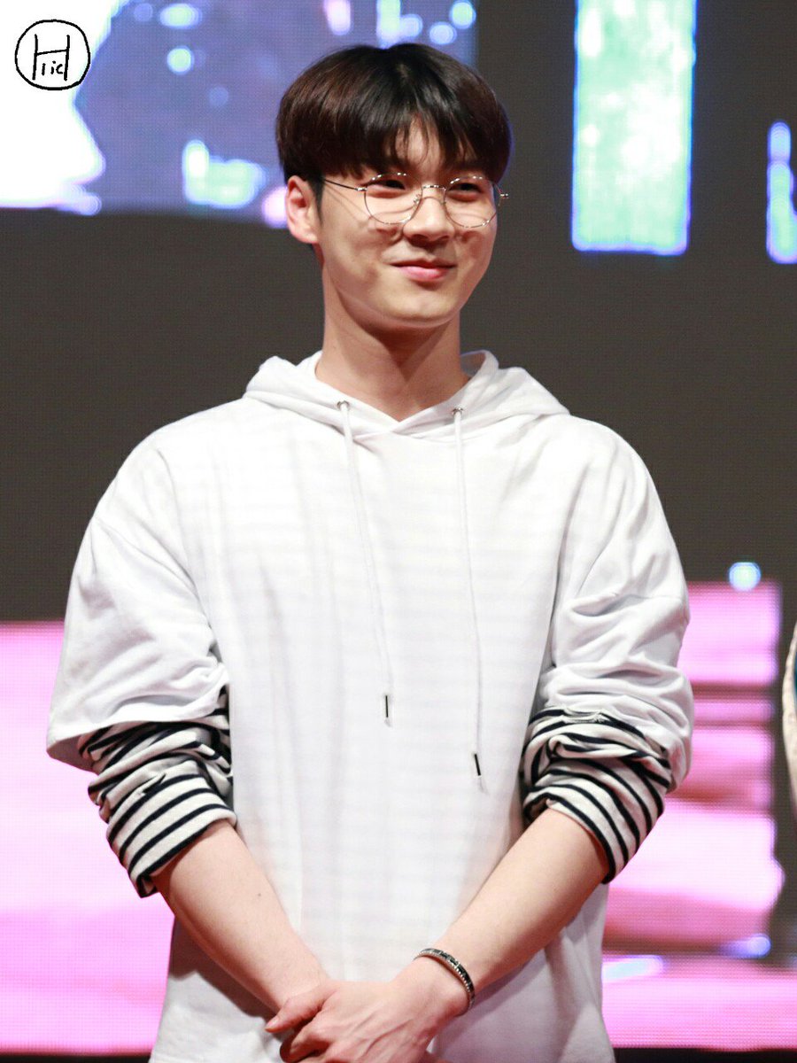 HOlic_618's tweet photo. 170517 중부대 축제 #매드타운 #MADTOWN #호 #재호 #송재호 #HO

오빠 미모 실화냐,,🙈 https://t.co/w7E4C08lAY