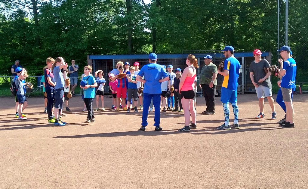 hsvBlueHawks's tweet photo. Ruim 30 kids gaan in Zwolle van start tijdens de eerste Nationale Welcome Friends dag! Het belooft een mooie training te worden. #NWFD2017 https://t.co/II4cQiNvP4