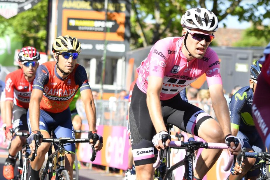 VIDÉO - Giro : le maillot rose Tom Dumoulin obligé de s'arrêter pour