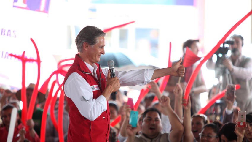 ExpansionMx's tweet photo. .@alfredodelmazo 'quema' 38 millones de pesos en sólo una semana de campaña en el #Edomex https://t.co/e2pg2adhDX https://t.co/ywfXMjBVCC