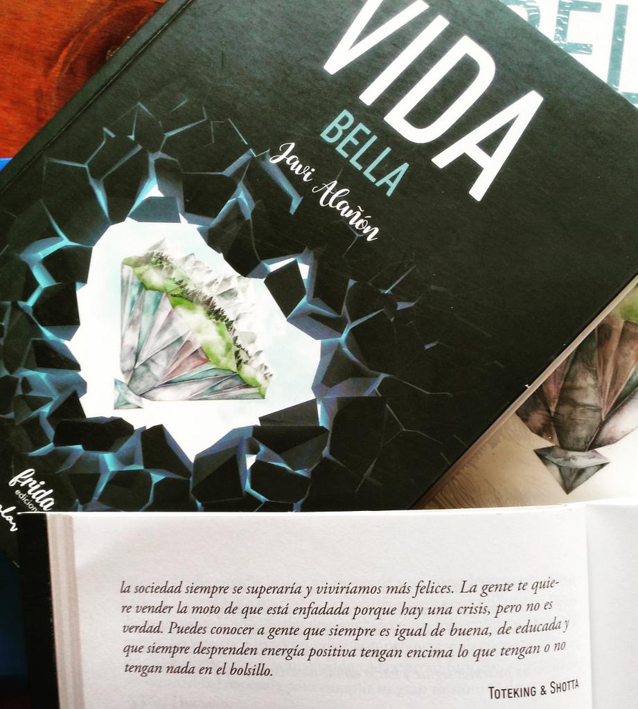 JaviVidaBella's tweet photo. #Unafrasealdia de #VidaBella, #hoy de @ToteKingOficial y @ShottaDestroy, #tunuevolibro de @FridaEdiciones 🌴😉 https://t.co/HTW5vnHG4W