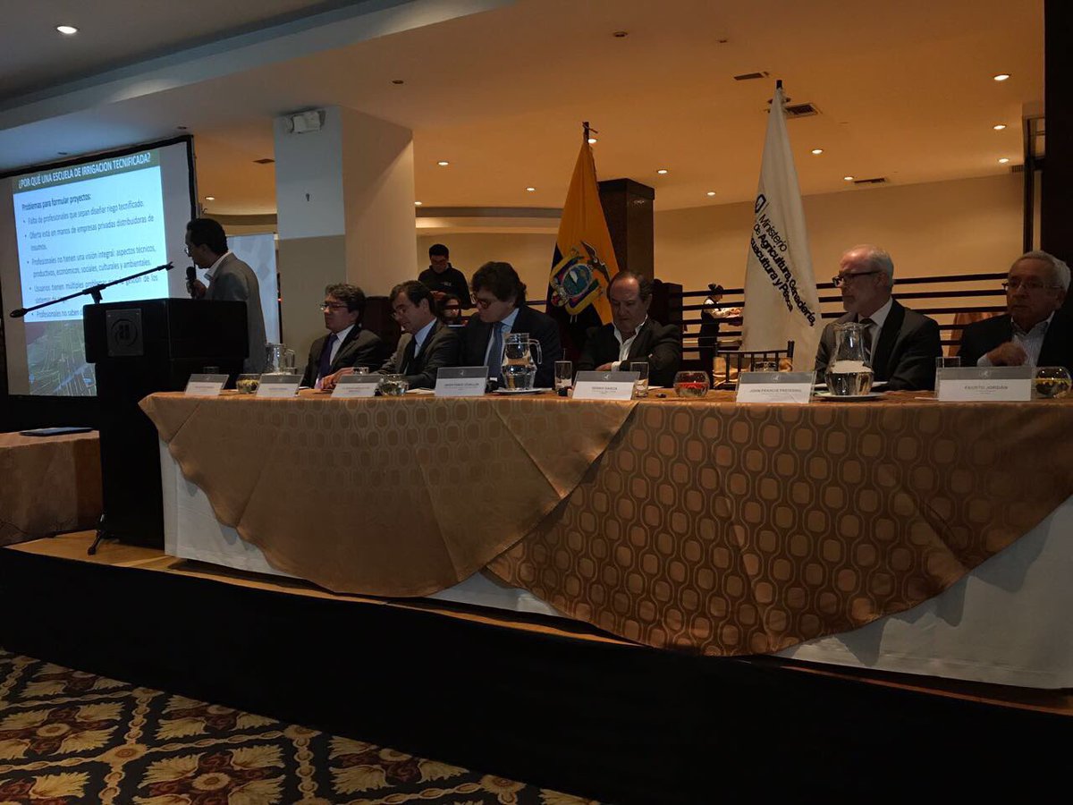 AgriculturaEc's tweet photo. Se definen lineamientos sobre políticas públicas para fortalecerse la soberanía alimentaria y la economía campesina #RiegoParaTodos https://t.co/oC8yF5K2h2