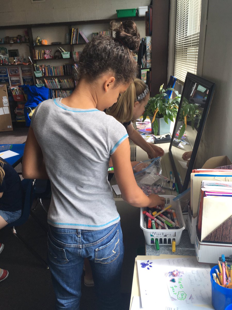 ghcsd_cat's tweet photo. Phase 5 Partner Appreciation creating thank you cards and encouraging notes to Heart2Heart clients #nowastewednesday @LeesTracie @JRCallif https://t.co/9Js1UEz0Rq
